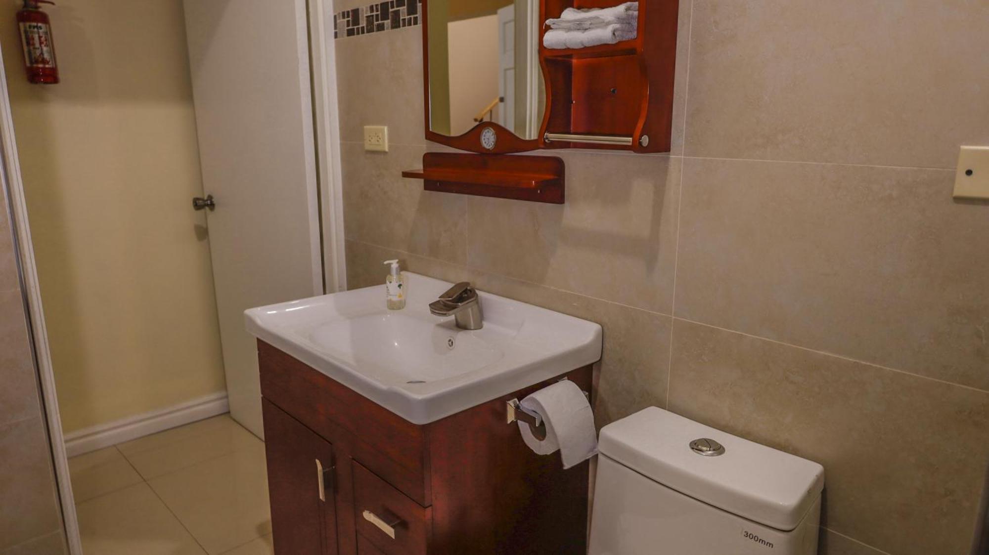 Ivs Bed And Breakfast Кингстон Экстерьер фото